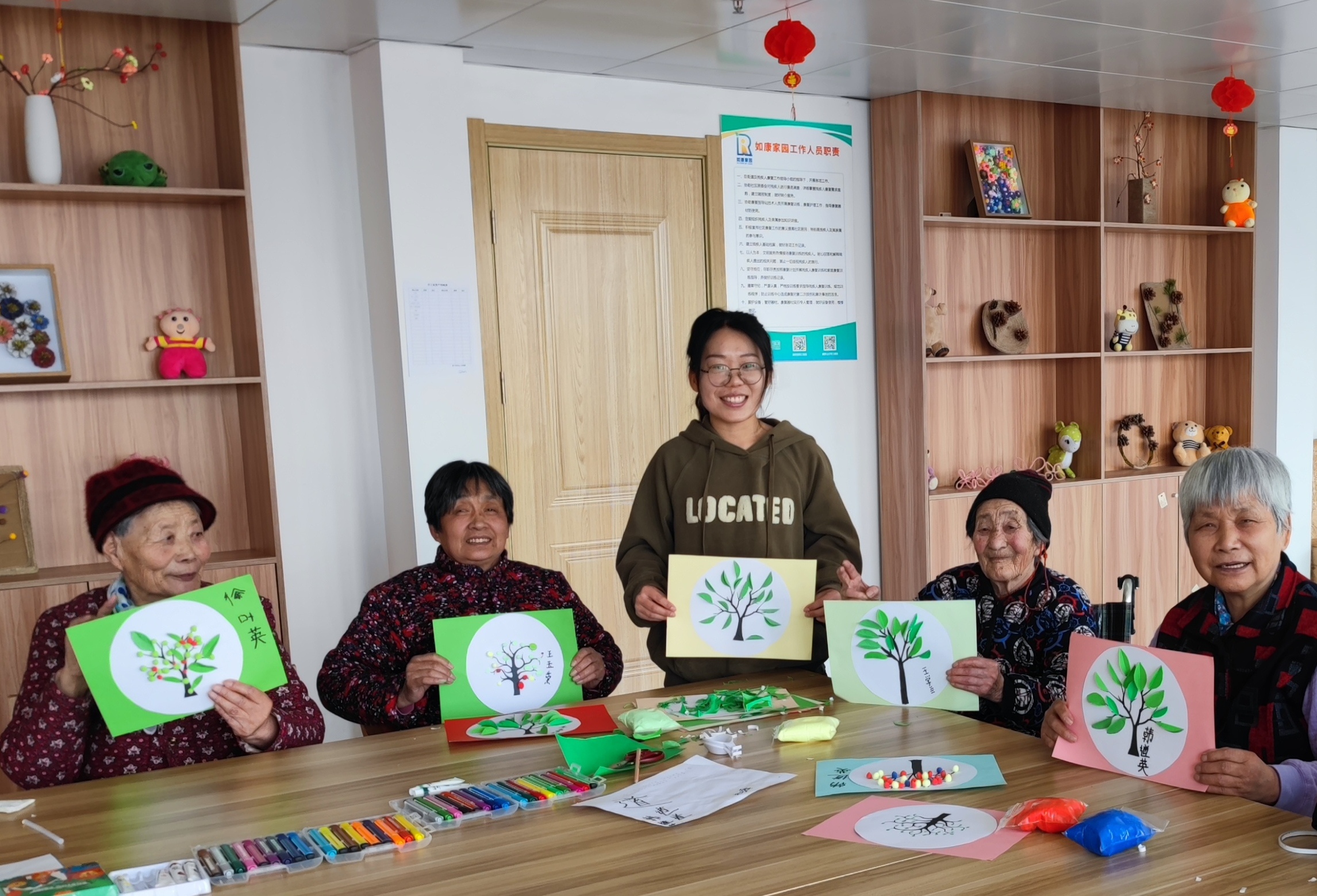 手執春光，萬（wàn）物盎然